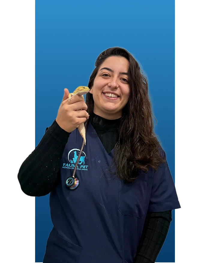 Veterinária da equipe Fauna Pet segurando um lagarto