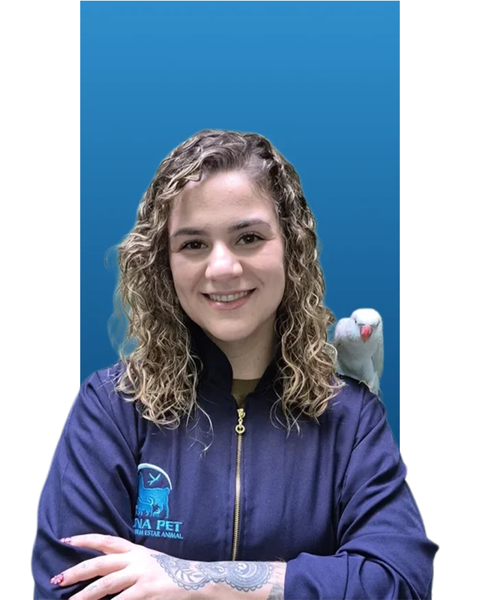 Veterinária da equipe Fauna Pet com uma ave
