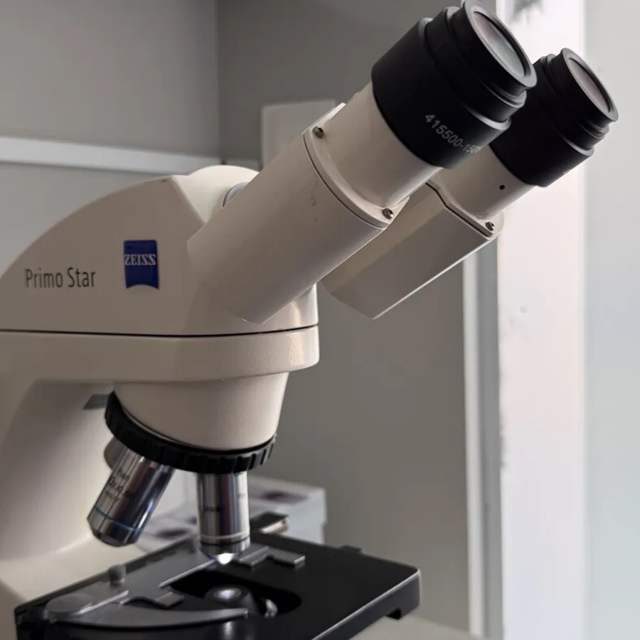 Microscópio no laboratório do Hospital Veterinário Fauna Pet
