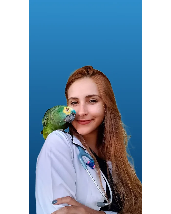 Veterinária da Fauna Pet com um papagaio no ombro